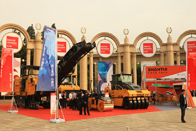 尊龙凯时加入在北京举行的“第十二届中国国际交通手艺与装备展览会”，并借助展会平台举行了筑养路装备新品宣布会。
